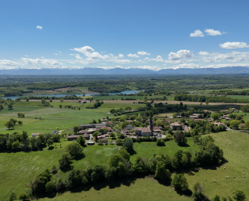 Drone uitzicht op lalanne arque en Lac de Gimone | GiteLaGrange